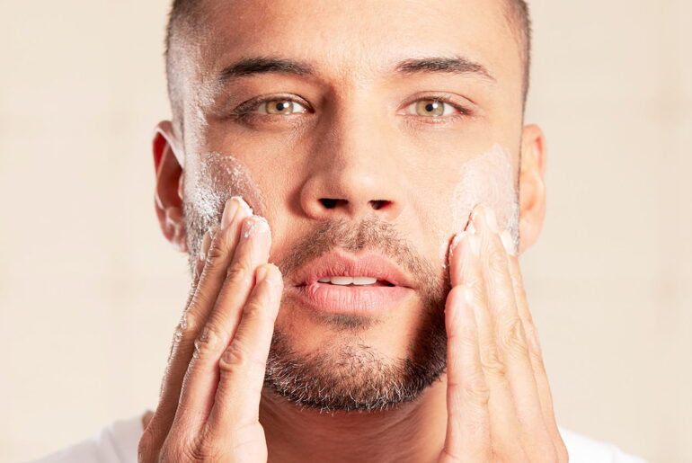 Doppia detersione del viso: perché lavare la pelle due volte?