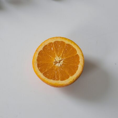 I benefici della Vitamina C in un siero per una pelle del viso luminosa e difesa